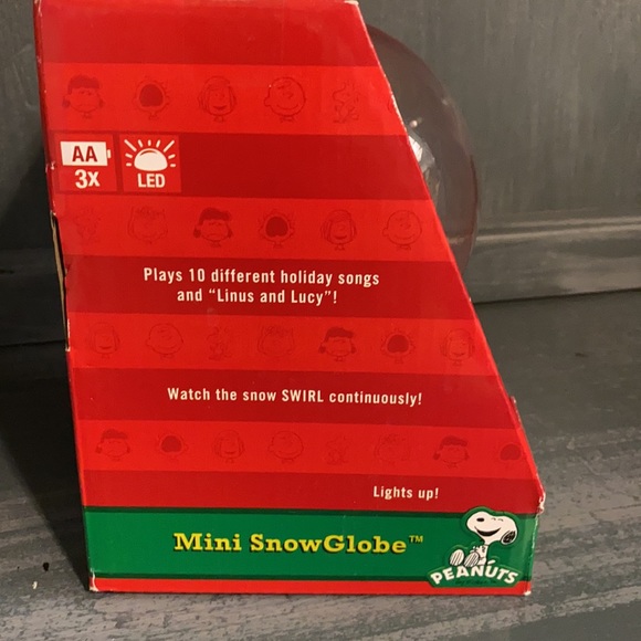 Peanuts Mini Snow Music Globe - Picture 4 of 8